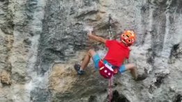 8岁攀岩少年成功挑战“中国攀”