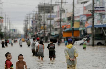 泰国11府遭洪涝灾害 数千户居民受影响