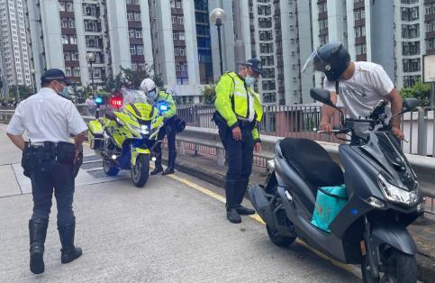 香港警方港岛打击违例泊车 发3684张罚款通知书