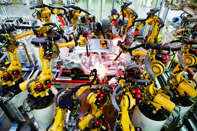 东岳北厂车身车间内，高密度机器人正在进行焊接。