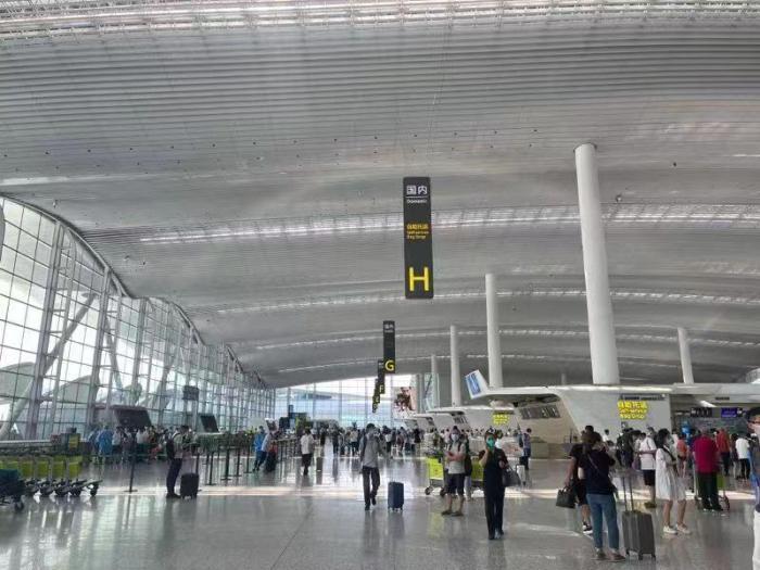 暑运复苏 广州白云机场62天送客超670万人次