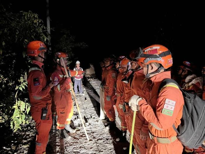 四川泸定6.8级地震：徒步深入“孤岛”打通草科乡生命通道