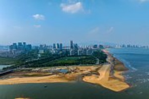 中国这十年｜生态环境部部长答海报新闻：青岛灵山湾30公里海岸线实现华丽蜕变
