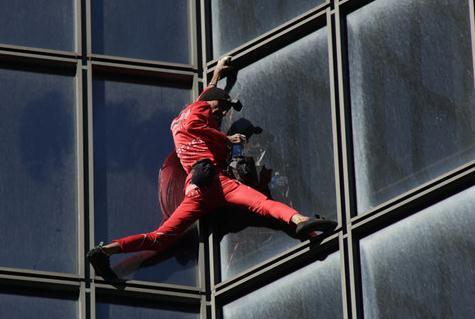 法国“蜘蛛人”爬上巴黎摩天大楼庆祝60岁生日