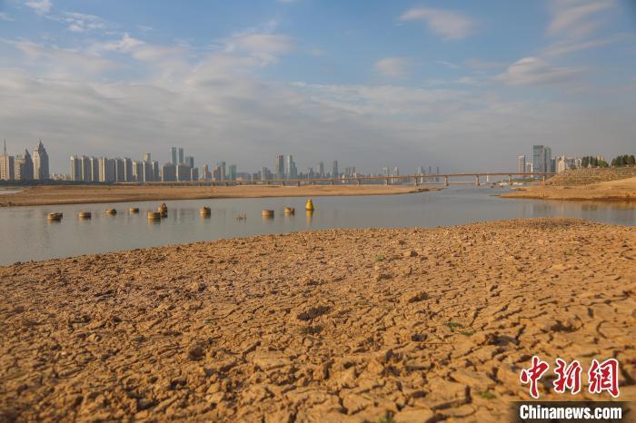 江西升级发布干旱红色预警 鄱阳湖跌破历史极值7.11米