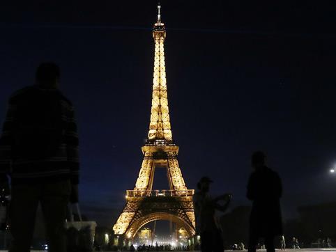 巴黎多个地标建筑装饰性照明受能源危机影响提前熄灯