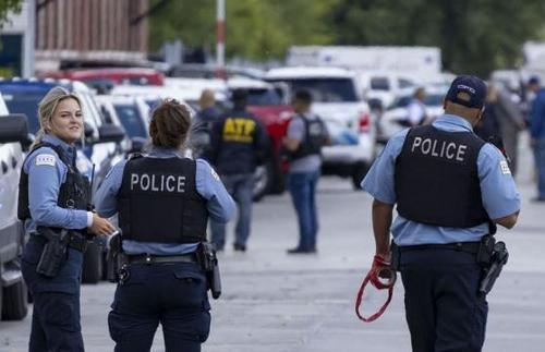 美国芝加哥一男子闯入特警训练室 被警方开枪击中