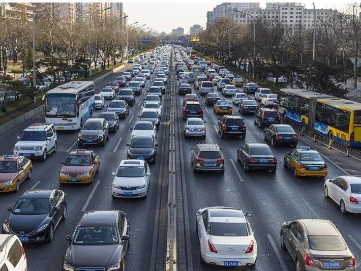 北京交警：今日上午部分道路临时管制 晚高峰将提前至午后