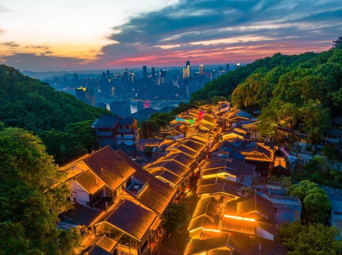 重庆南岸：千年老街黄桷垭夜景璀璨
