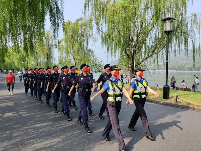 杭州迎“免费西湖”20周年 微笑志愿遍地红成新风景线