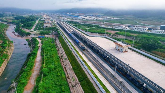 中老铁路10个月：“澜湄快线”国际货物列车开行突破200列