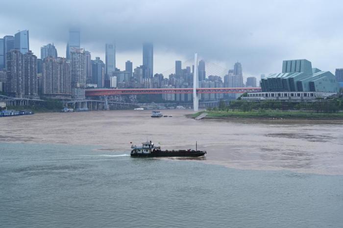 洪峰过境 嘉陵江重庆中心城区航段临时管制
