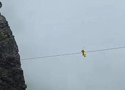广西景区300米长高空钢索上表演“筋斗云”引关注