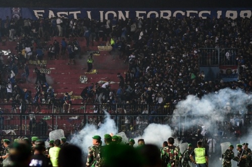 印尼总统佐科下令检查该国所有足球场确保“悲剧不重演”
