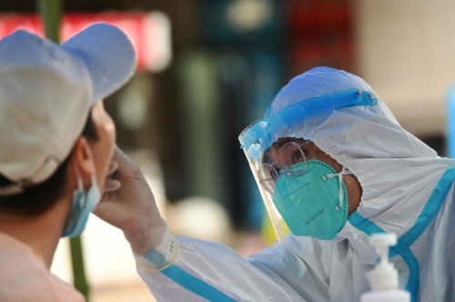 中国内地日增本土感染者破千例  新疆疫情后续发展仍具不确定性