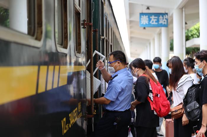 广西铁路部门加开或重联16对动车应对返程高峰