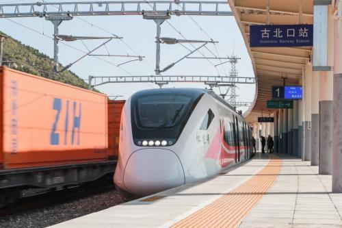 国庆假期京郊游人气高 市郊铁路出行乘客大增