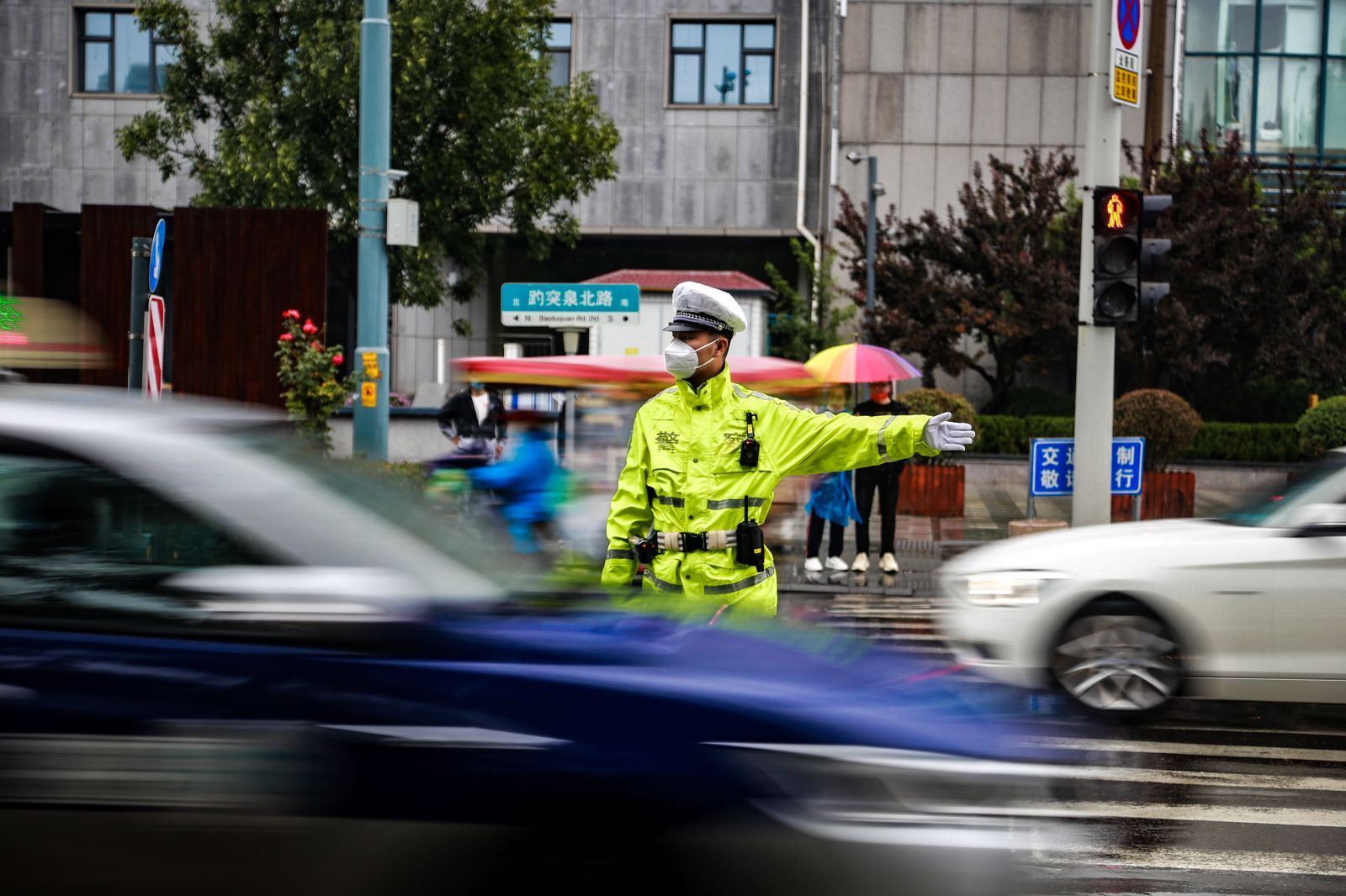 組圖丨國慶期間濟(jì)南交警出動警力2.3萬人次 圓滿完成各項交通安保工作