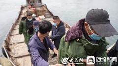 暖心闻丨鱼不要了，先救人！日照渔民海上勇救3名落水者