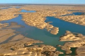 新疆沙漠里出现湖泊 西北地区真的暖湿化了？