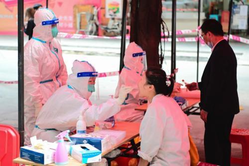 广东日增本土感染者759例  疫情防控面临三重压力