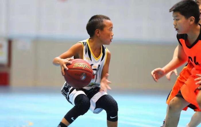 大山里的篮球梦：“黑鹰少年”从四川凉山“飞”往CBA赛场