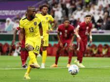 世界杯揭幕战 厄瓜多尔队2:0战胜卡塔尔队