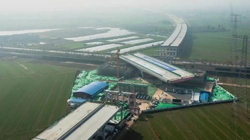 济南大西环项目跨京沪铁路转体桥转体成功