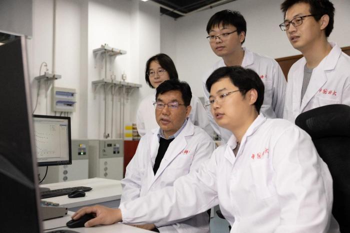 “高压”引发“竞争”：中国科大在笼目超导体研究中取得重大发现
