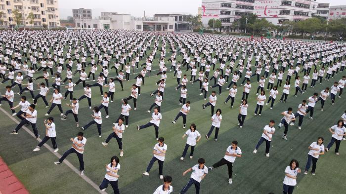 广西一中学将非遗引进校园 两千学生同打少林拳