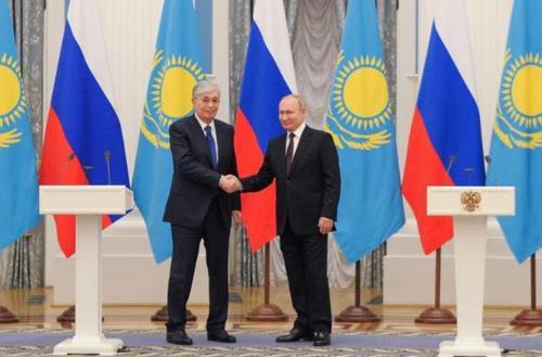 俄罗斯总统普京与哈萨克斯坦总统托卡耶夫举行会谈