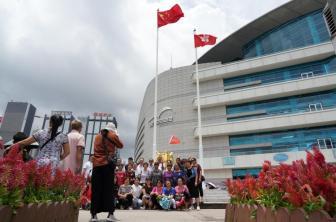 香港举行宪法40周年升旗仪式 六大纪律部队迈中式步操