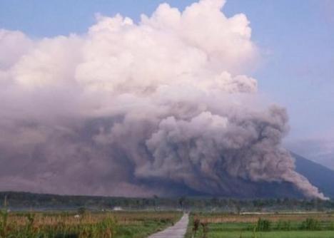 印度尼西亚塞梅鲁火山喷发 警戒级别已调至最高