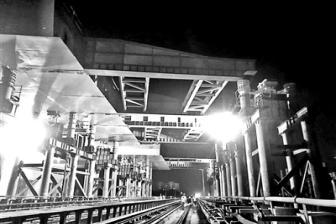 京雄高速跨地铁钢箱梁架设成功 采用顶推法施工确保房山线不断交通