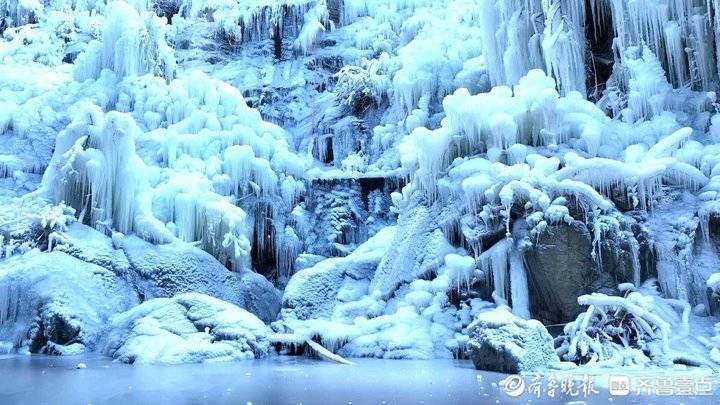 济南南部山区再现梦幻冰瀑大世界，美如龙宫般绚烂