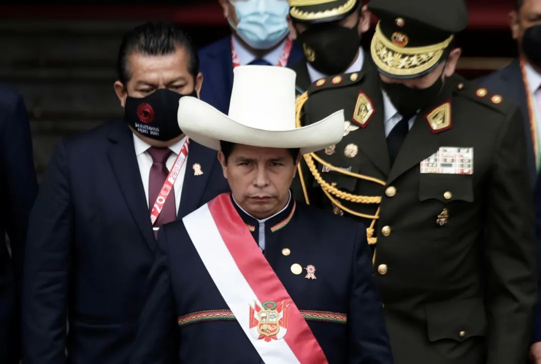 秘鲁总统突遭罢免并被逮捕，其副手成为该国首位女总统