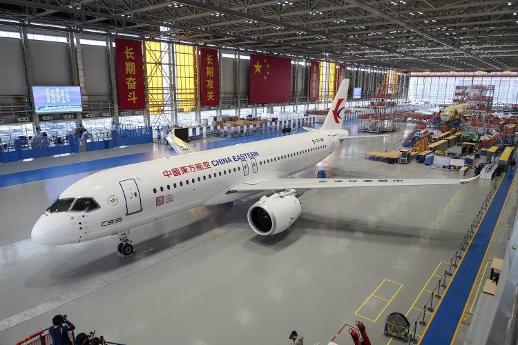 中国商飞全球首架C919正式交付东航 上海机场首秀飞行