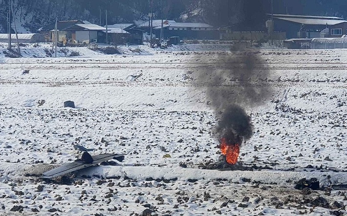 韓國一架攻擊機(jī)在農(nóng)田墜毀 現(xiàn)場曝光：黑煙滾滾 機(jī)翼機(jī)身分離