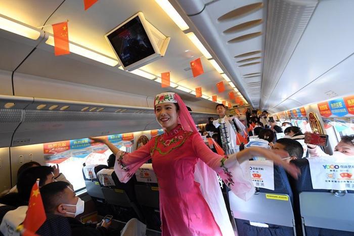 体验银兰高铁“首发之旅”：敦煌舞与宁夏花儿“心心相印”