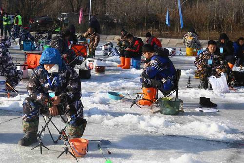 冷风难阻垂钓热情！大众冰雪公开赛北京冰钓赛举行