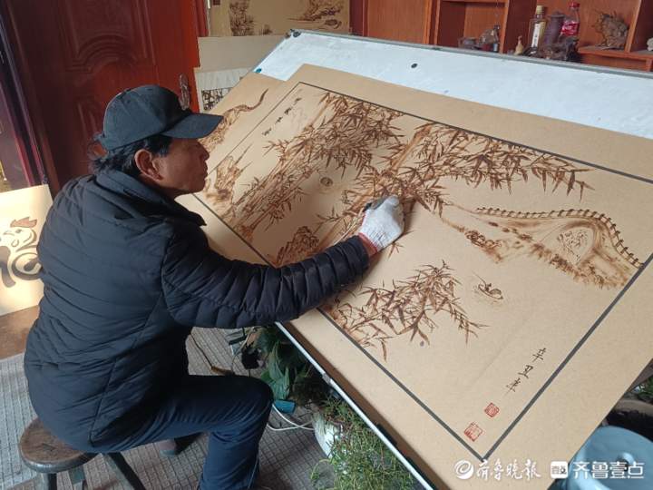 济南南山村里有个“农民画家”！木板上烙画出骏马和翠竹