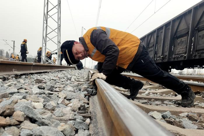 西安：铁路工人“缝补”线路 助力春运安全通畅