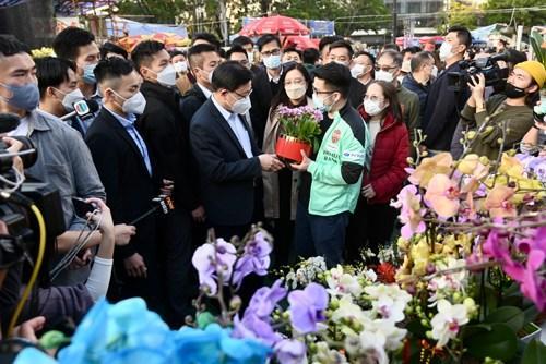 （新春見聞）訪長者逛花市 李家超稱兔年香港氣氛會更好