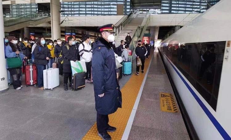 节前春运十五天，全国铁路预计发送旅客约一点一亿人次