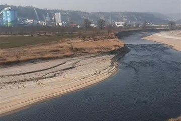 官方回應咸陽涇河被污染成“黑水河”：上游煤礦井下水外溢所致