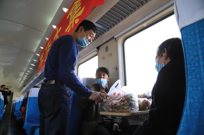 （新春走基层）公益慢火车为吉林山村乡亲开通一条致富路