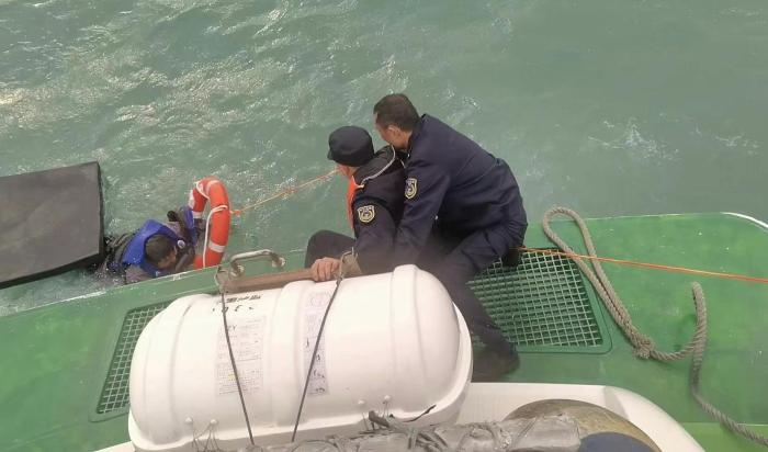 “三无”船在广东惠东海域翻沉 3名落水者已成功获救