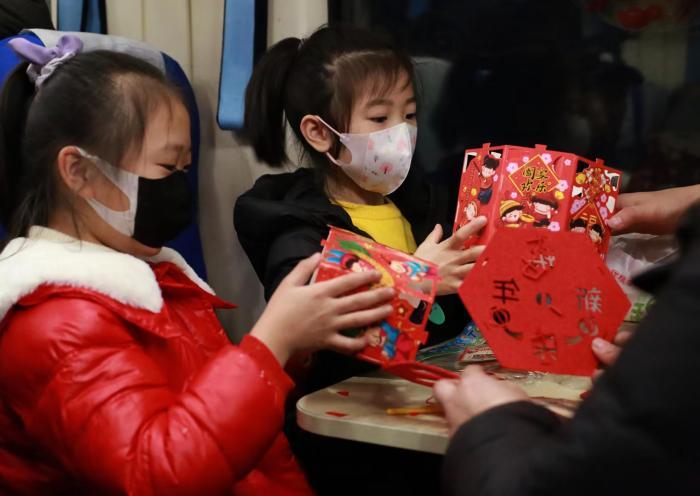 重庆：旅客列车上“闹元宵”感受传统佳节氛围