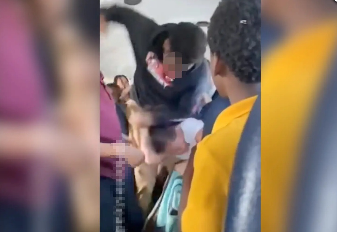 美国9岁女孩校车内遭狂殴：30秒画面曝光 现场无人阻止