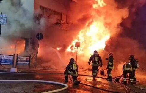 意大利一华人商铺发生火灾 消防员用时超15小时将火扑灭